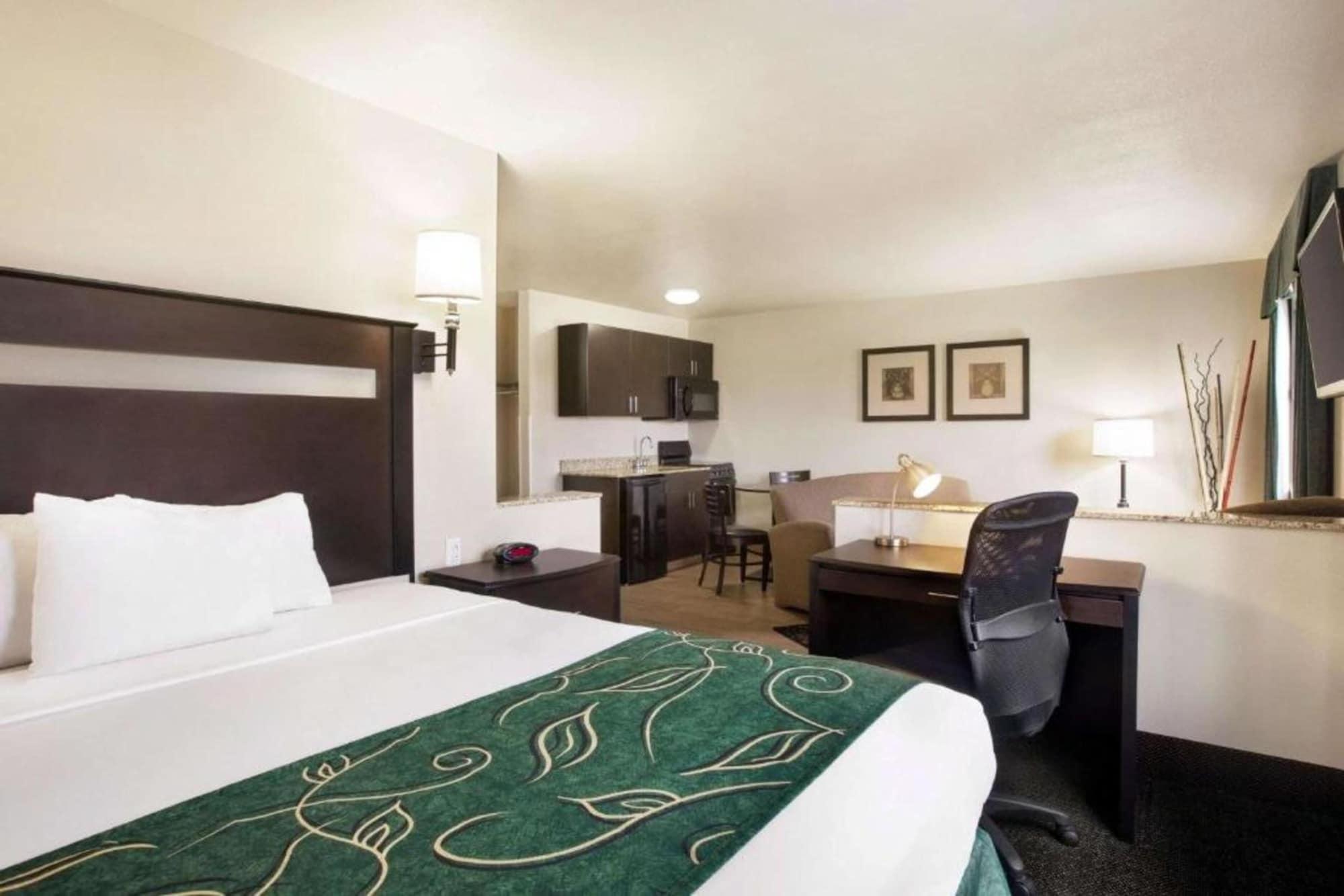 Travelodge By Wyndham Livonia Exterior foto