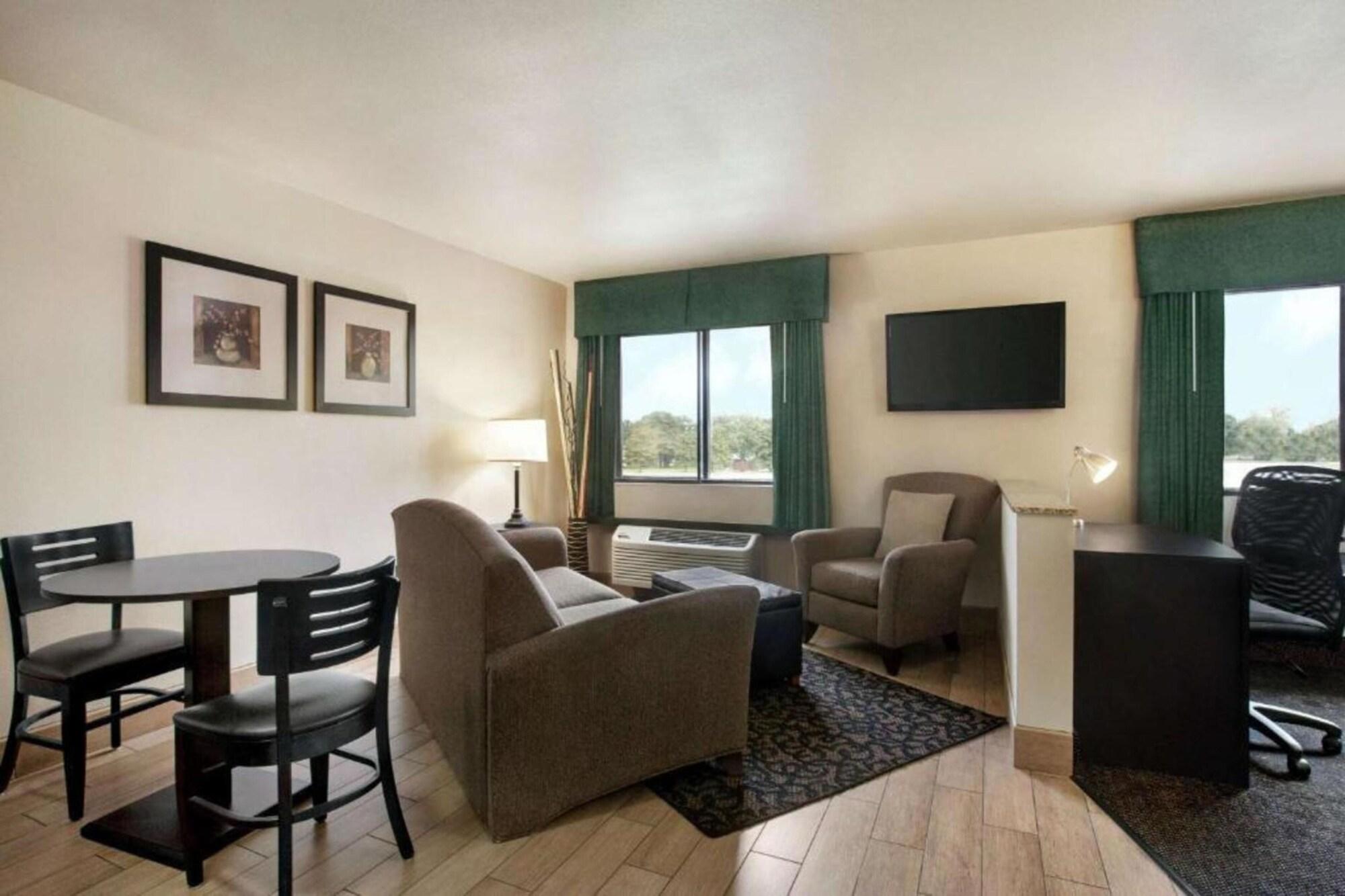 Travelodge By Wyndham Livonia Exterior foto