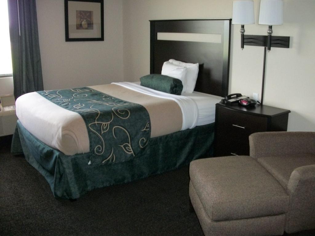 Travelodge By Wyndham Livonia Exterior foto