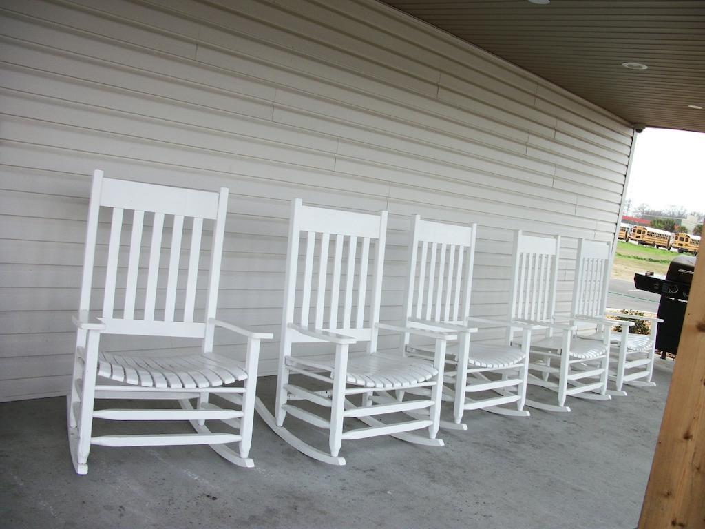 Travelodge By Wyndham Livonia Exterior foto