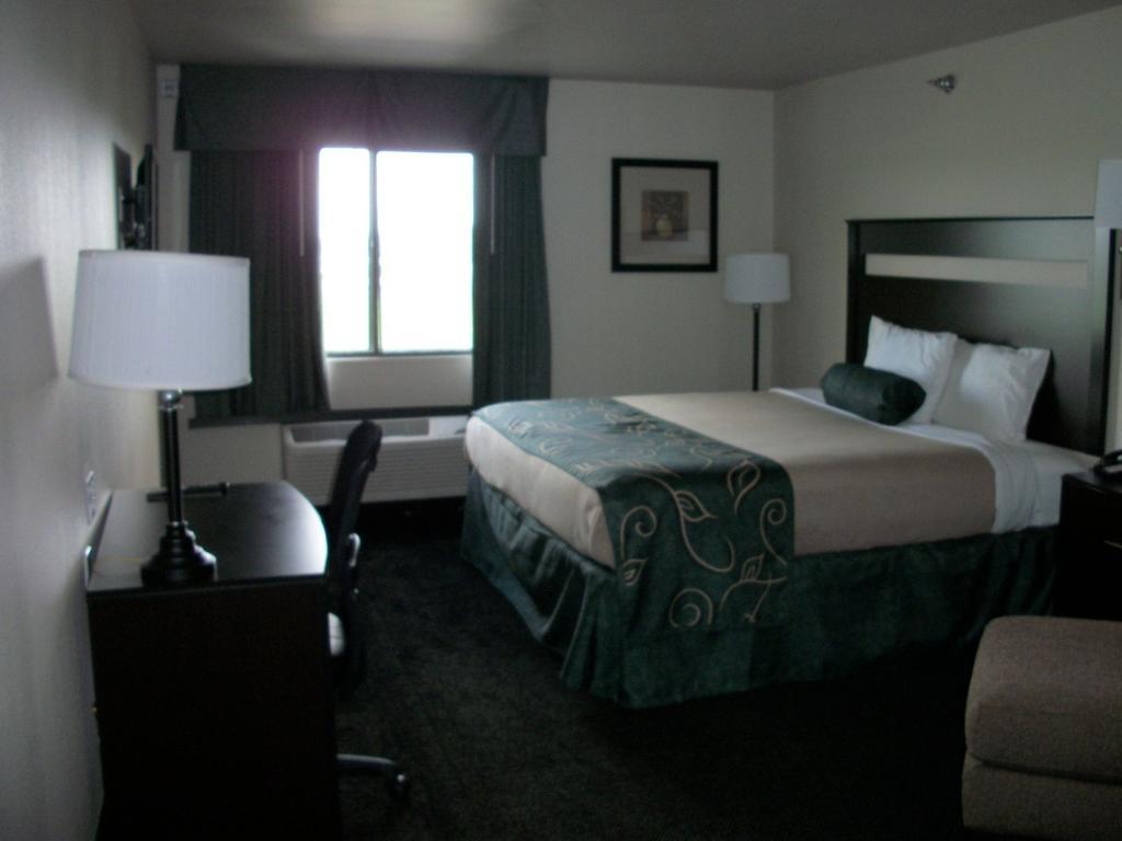 Travelodge By Wyndham Livonia Exterior foto