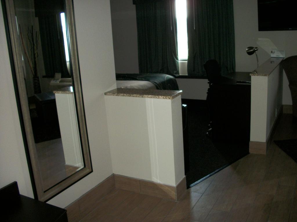 Travelodge By Wyndham Livonia Exterior foto