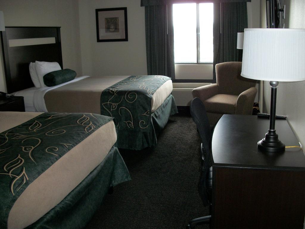 Travelodge By Wyndham Livonia Exterior foto