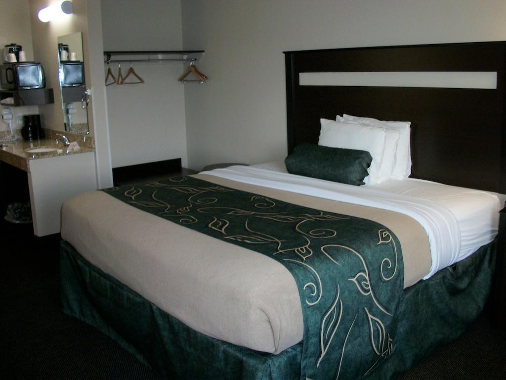 Travelodge By Wyndham Livonia Exterior foto