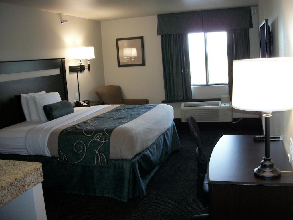 Travelodge By Wyndham Livonia Exterior foto
