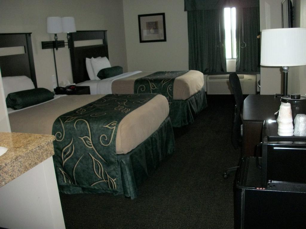 Travelodge By Wyndham Livonia Exterior foto